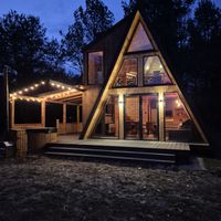 Przemyslaw gospodarz A-frame house. Brda w dolinie Liwca.