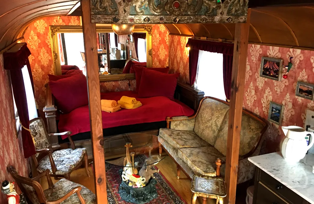 Harz Urlaub Historischer Zirkuswagen mit Terrasse am Bach 3