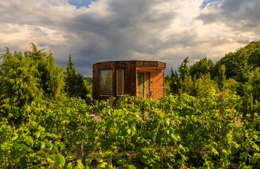 Zdjęcie obiektu Obrotowy spokój - zakręcony domek, który zmienia perspektywę