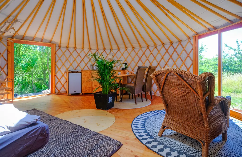 AlohaCamp Kunterbunthof Weinrote Jurte 2