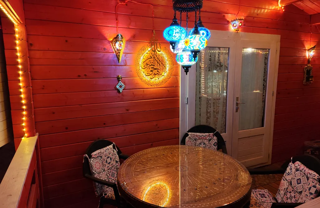 AlohaCamp Refugio de madera estilo árabe con estatuas y un zoo 1