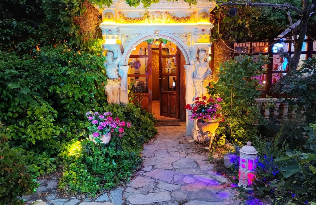 Alloggi AlohaCamp Refugio de madera estilo árabe con estatuas y un zoo 4