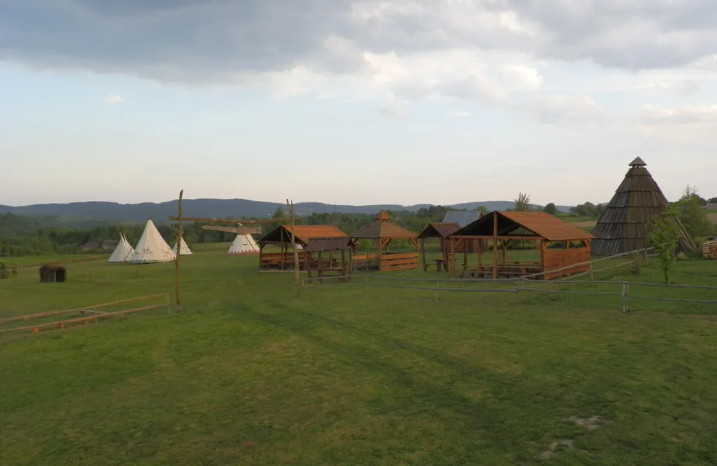 Pole Namiotowe Zakopane Miejsce namiotowe - Fort Wapiti Wioska Indiańska 2