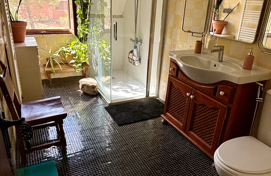 Stone & Woods Guesthouse  AlohaCamp