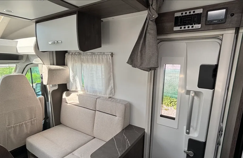 AlohaCamp Benimar Tessoro 463 08 – przytulny kamper dla par lub 4 osób | podróż w stylu slow travel 4