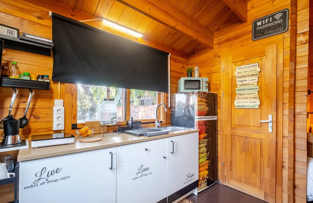 alojamientos AlohaCamp Tiny House Deluxe con jacuzzi 4