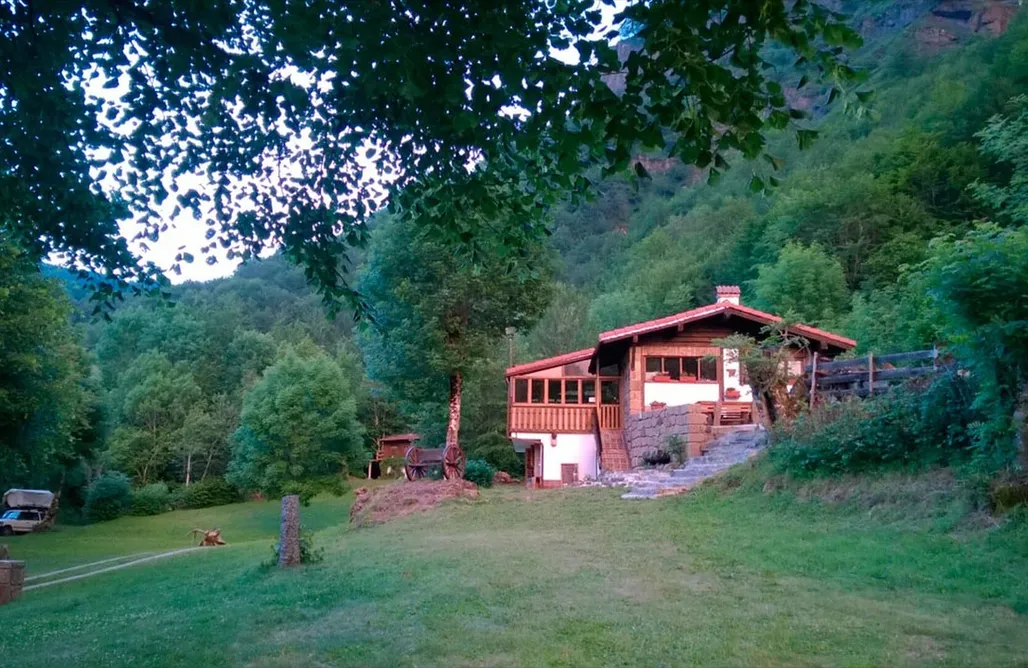 alojamientos AlohaCamp Camping en la garganta del Cares: Alojamiento en caravana estacionada 3