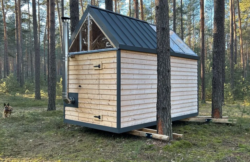 Tanie Wakacje Gawra - buschcraftowy domek w lesie 1