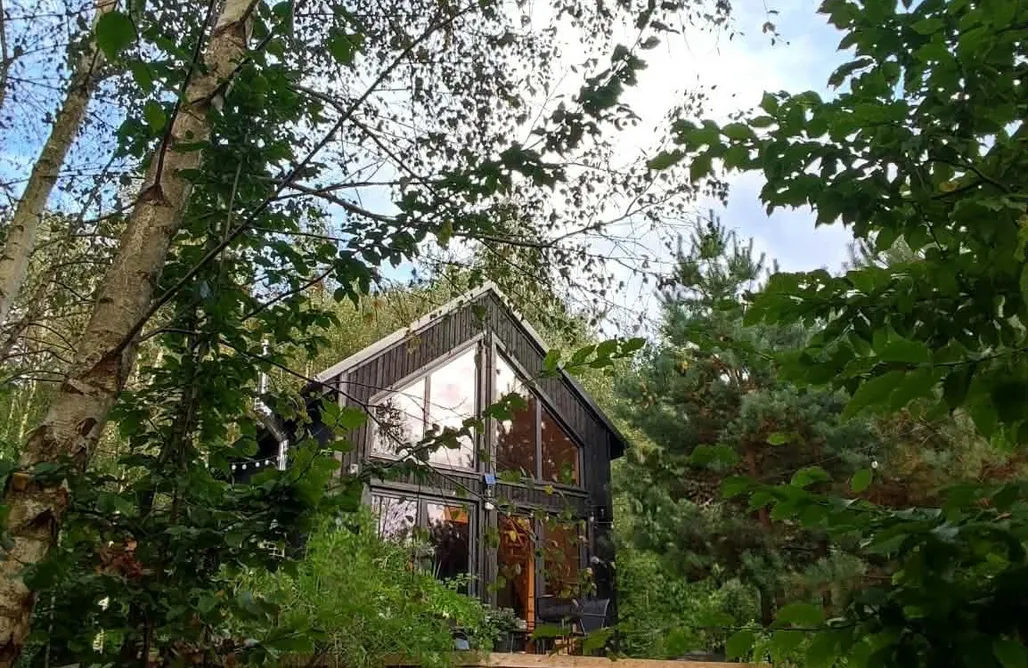 Bosco Tu - fienili neri sopra il burrone | Sauna & Reset Forestale a Kalwa AlohaCamp