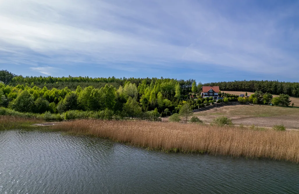 Dom na wzgórzu z widokiem na jezioro z balią i sauną AlohaCamp