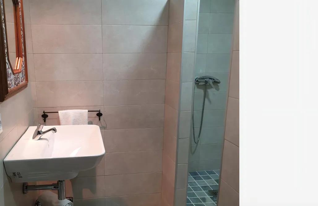 AlohaCamp Bungalow Familiar con una cama doble y dos literas 2