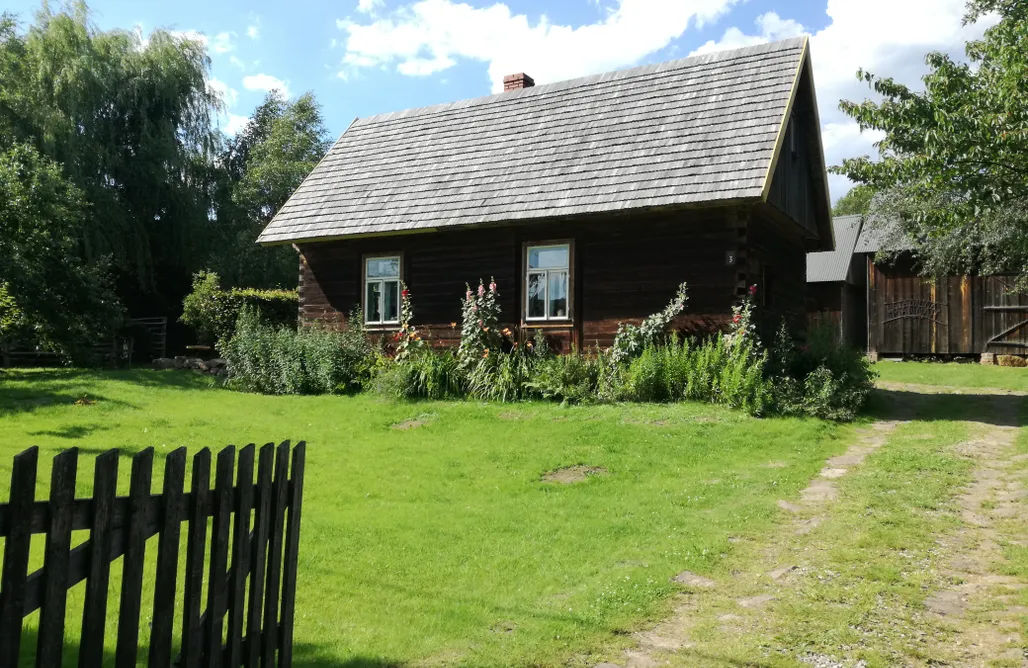 Wooden cottage at Feel free farm AlohaCamp