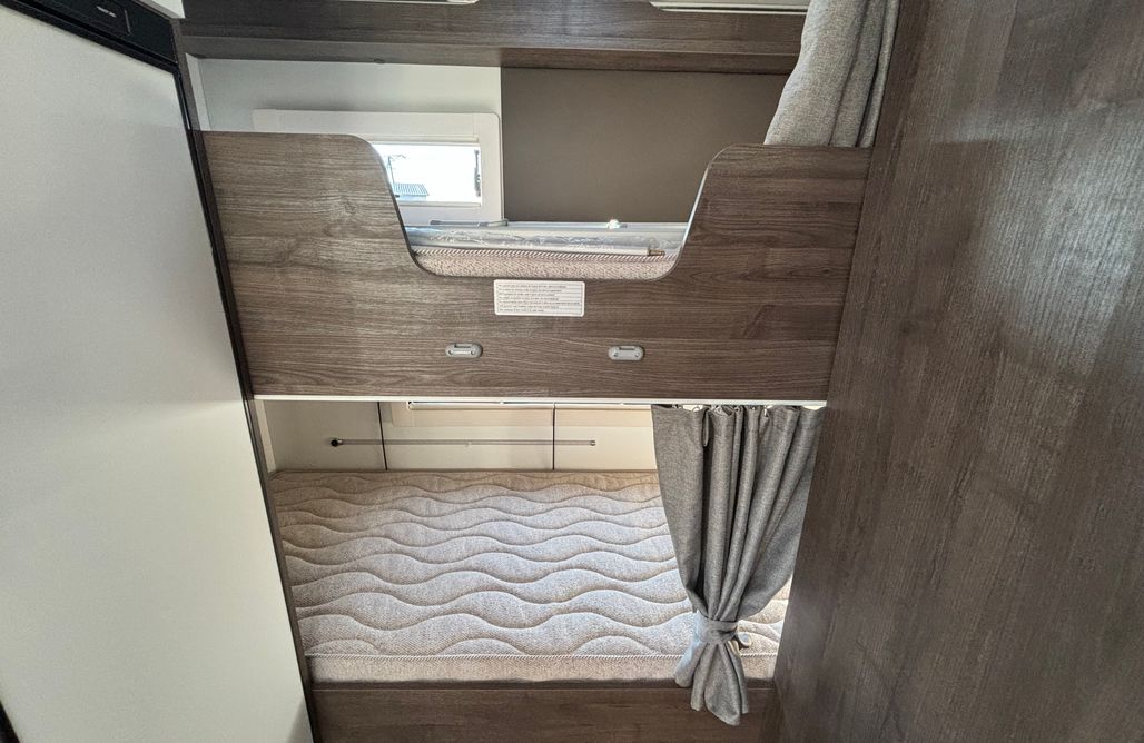 AlohaCamp Rodzinny kamper Benimar Sport 324 UP | alkowa | do 6 osób 4