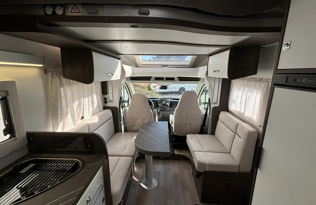 AlohaCamp Ekskluzywny kamper Benimar Tessoro 468 | przestrzeń i komfort dla 4 osób 4