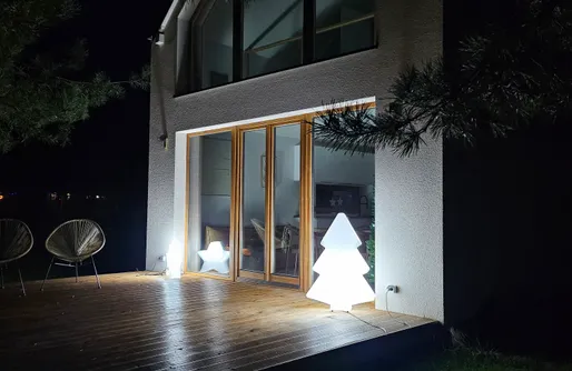 Zdjęcie obiektu Przytulny domek z kominkiem i prywatnym ogrodem pośród lasów