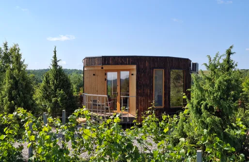 Zdjęcie obiektu Obrotowy spokój - zakręcony domek, który zmienia perspektywę