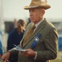 Simon hostiteľ Rosie’s 