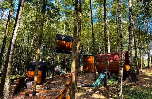 Zdjęcie obiektu Leśne Spanie Glamping domek na drzewie 