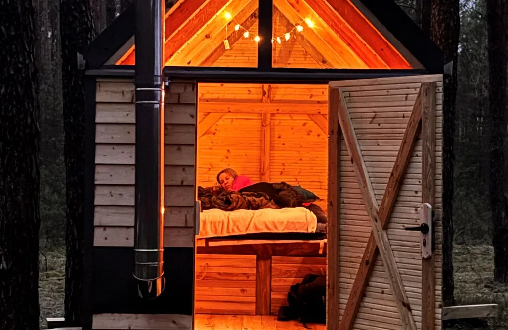 Tanie Wakacje Gawra - buschcraftowy domek w lesie 3