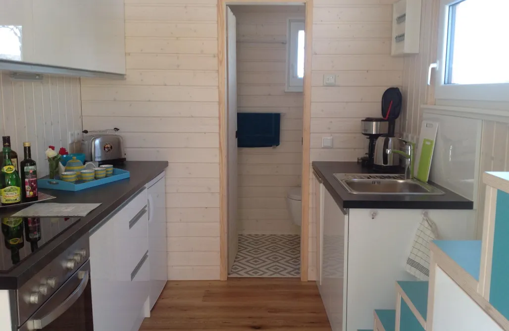 AlohaCamp Tiny House 3 ein Wintererlebnis vor dem Kamin 1