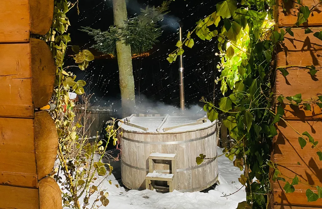 noclegi AlohaCamp Chata w Gorcach - domek z balią 4