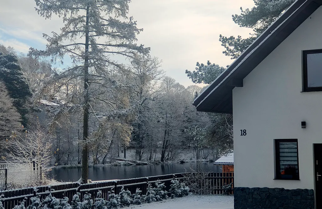 Nad brzegiem jeziora Korzybie AlohaCamp