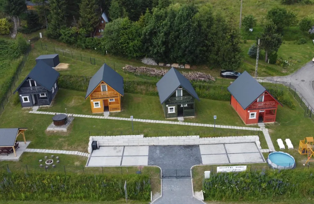 Wakacje First Minute Kolorowe Domki  2