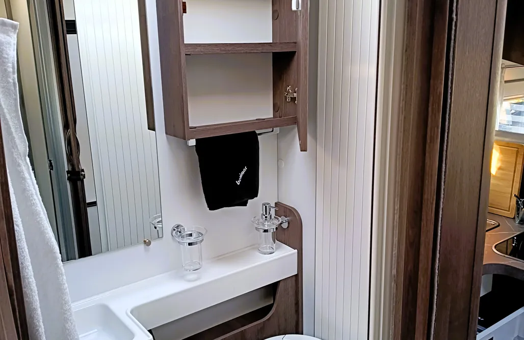 AlohaCamp Wynajem kampera Benimar Tessoro 463 10 | praktyczny układ | duży garaż | oddzielny prysznic 4