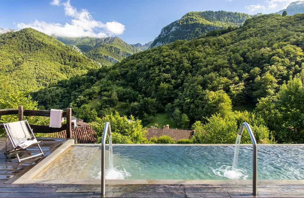 Cabaña con jacuzzi privado parejas Cantabria Centro de Ecoturismo Tierra del Agua 2