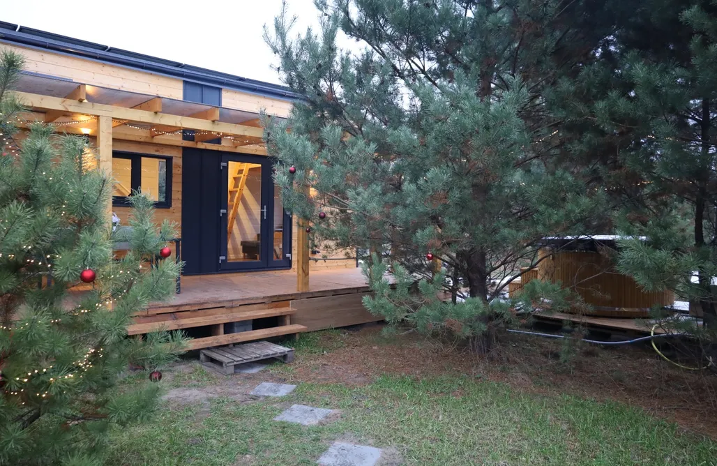 Oaza Święty Spokój - Tiny House z prywatną balią i Jacuzzi przy Narwii AlohaCamp