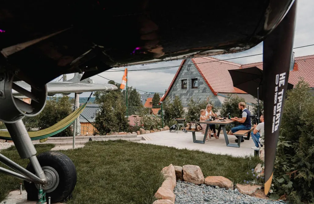 AlohaCamp accommodation Flugzeug im Garten 5