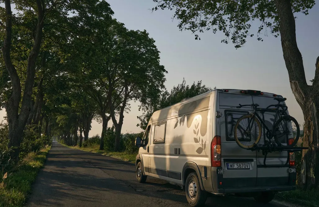 Wypożyczalnia Kamperów Campervan - Leśny dom na kółkach 2