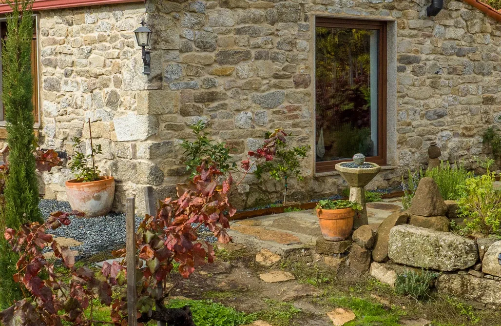 Casiña Raíz Entre viñas y cielo Ribeira Sacra AlohaCamp