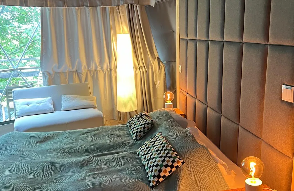 AlohaCamp Domek kapsułowy Deluxe na palach pośród drzew 2