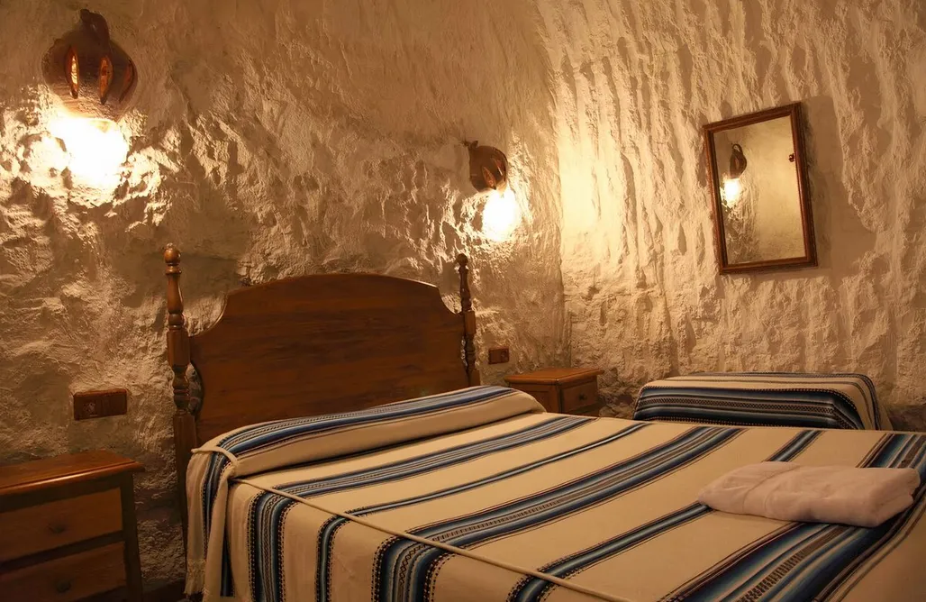 AlohaCamp Cuevas Atalaya 6 people 3