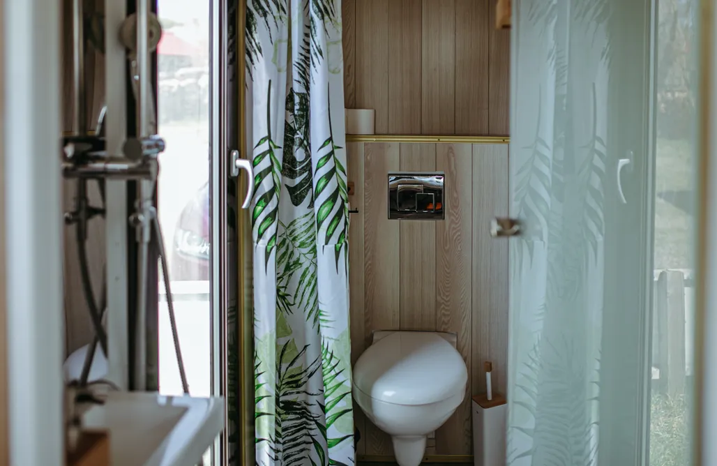 AlohaCamp Namiot z 1 sypialnią i antresolą przy jeziorze 1