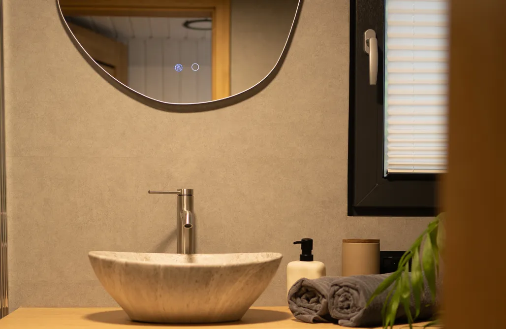 Noclegi Zator Tiny House Okno na Beskidy domek z balią , sauną i widokiem na góry 1
