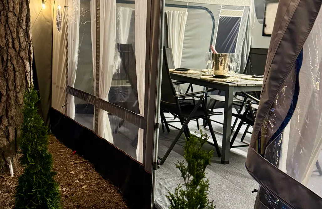 noclegi AlohaCamp Caravana Juliana - przyczepa 1