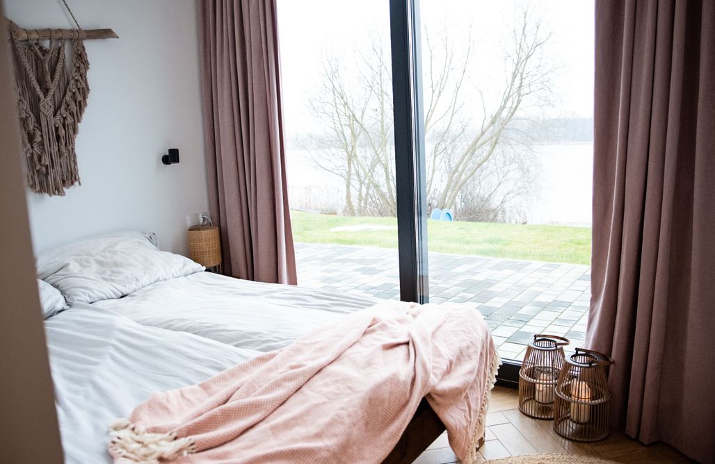 AlohaCamp Chill z nogami w wodzie 1