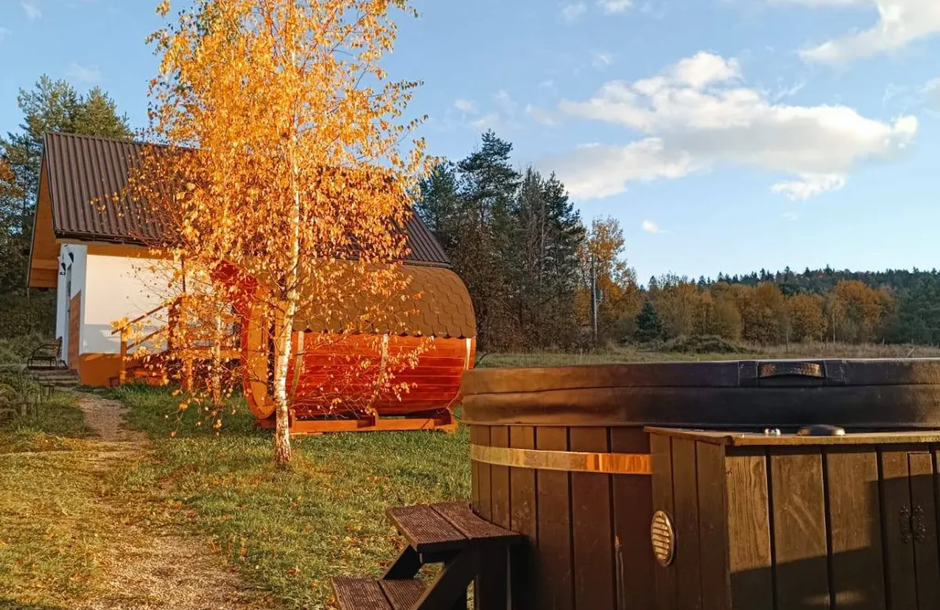 Chatka Niedźwiadka Beskid Niski - domki w górach na odludziu z sauną i jacuzzi AlohaCamp