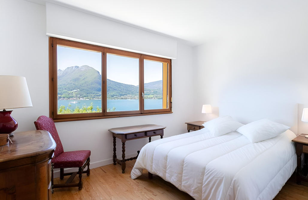 AlohaCamp Le Fartot: Rustic House with Private Dock. 3