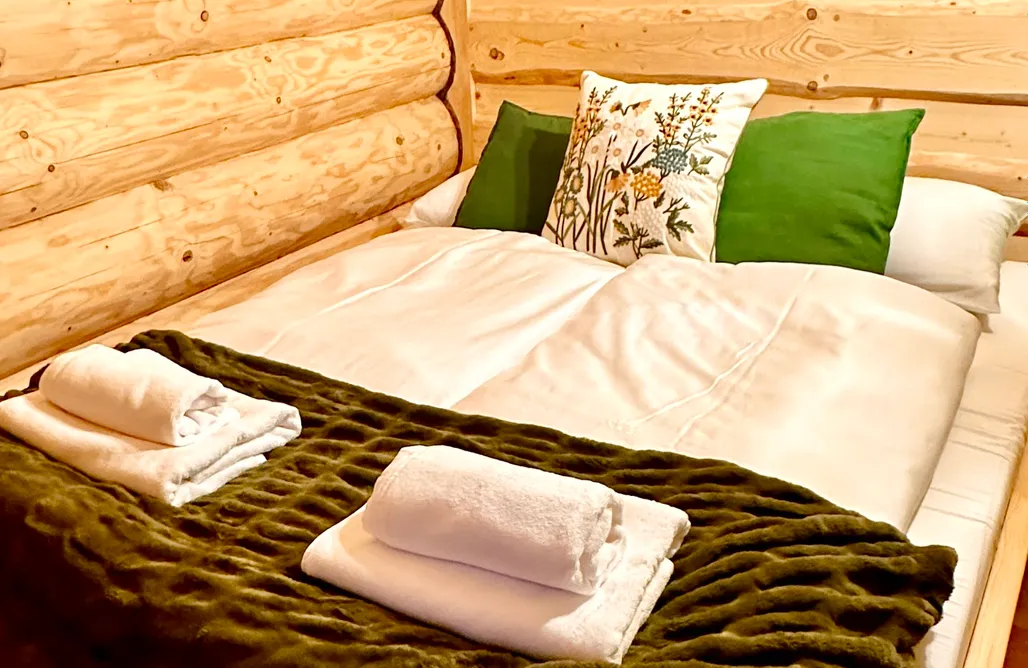 AlohaCamp Chata Las 2