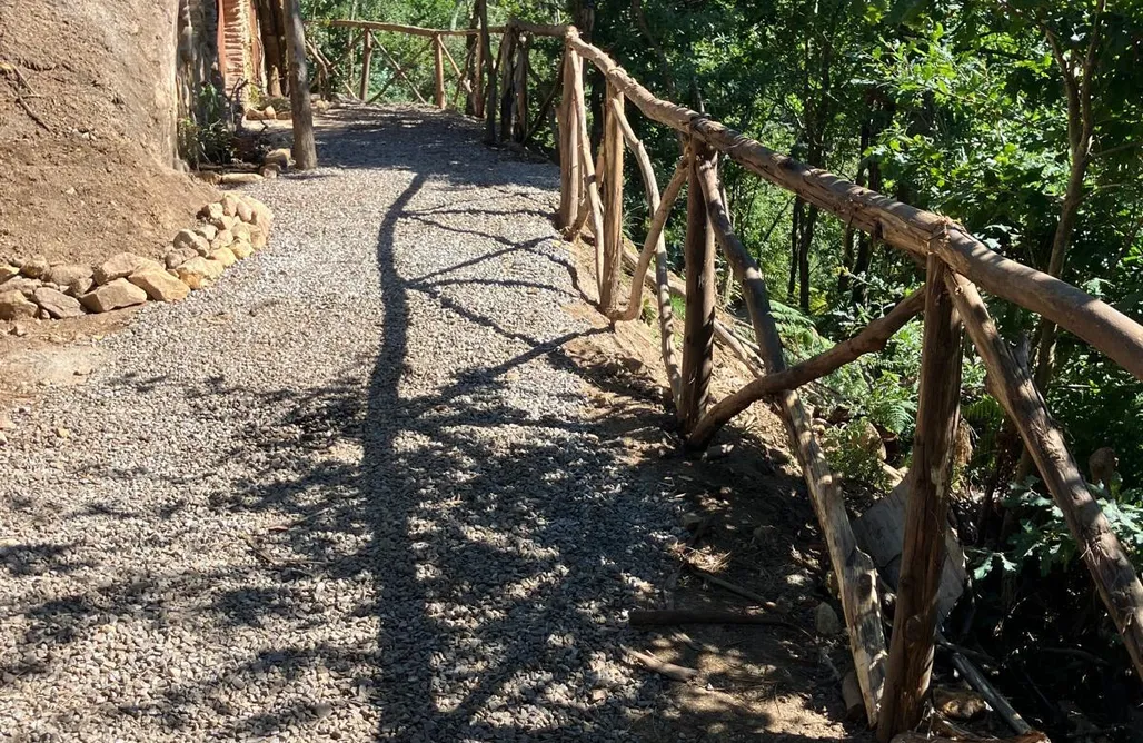 Gîte Maison Hobbit dans la Forêt : Une Évasion Magique de Conte 1