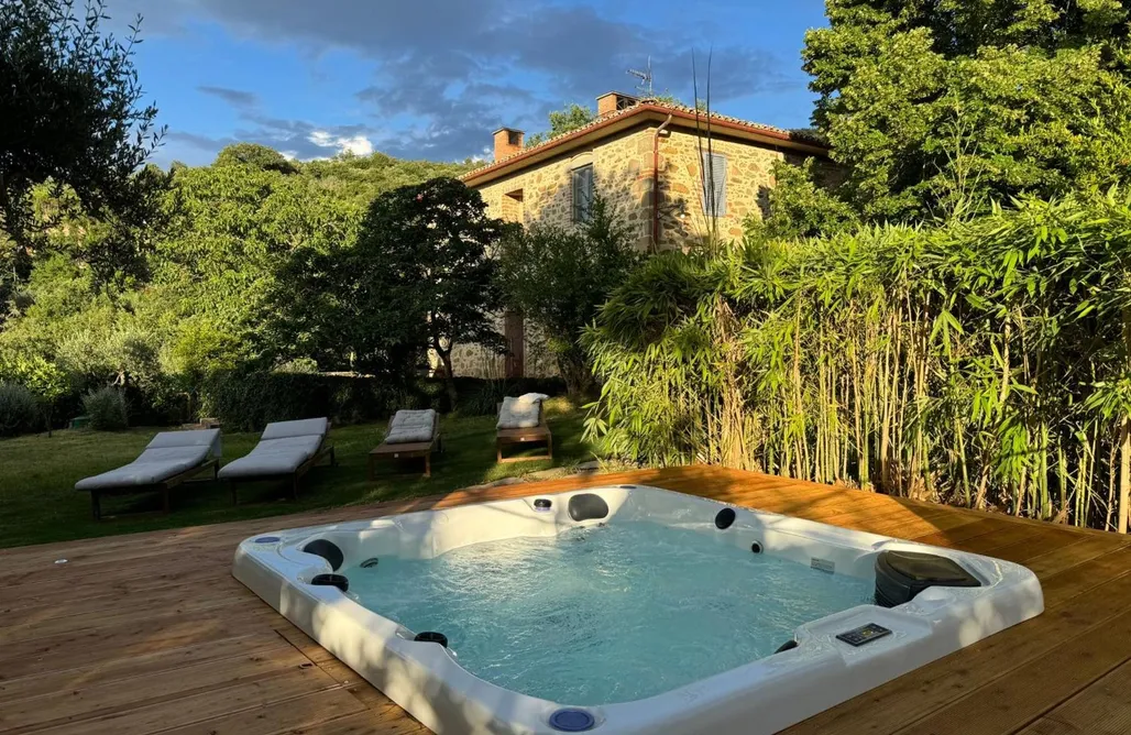 Week-end en Amoureux Avec Jacuzzi Privatif A Casa là l'Aiola, Villa with Jacuzzi and AC 2