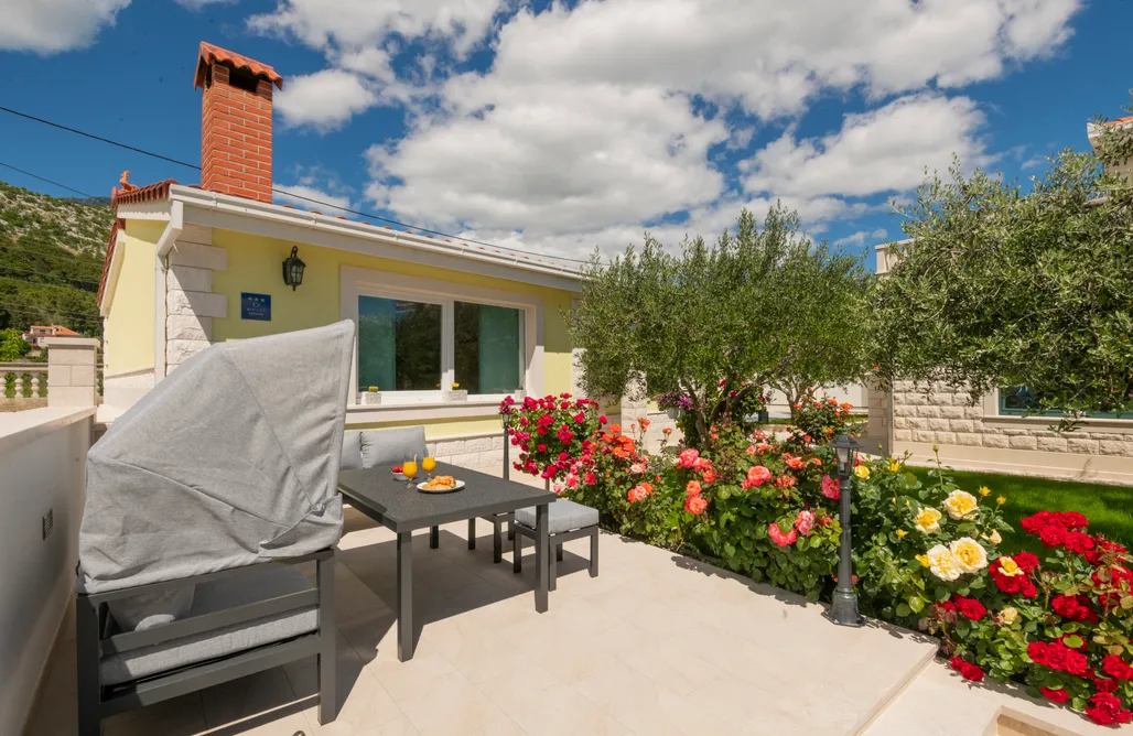 AlohaCamp accommodation Maslina – Comfort & Relaxation Near Omis 1