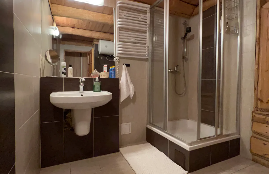 AlohaCamp Domek z bali nad rzeką • basen, jacuzzi, sauna 1