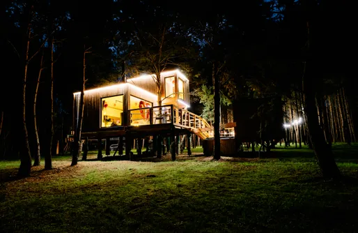 Zdjęcie obiektu Zakochani w lesie. Prywatne SPA- domek na drzewie