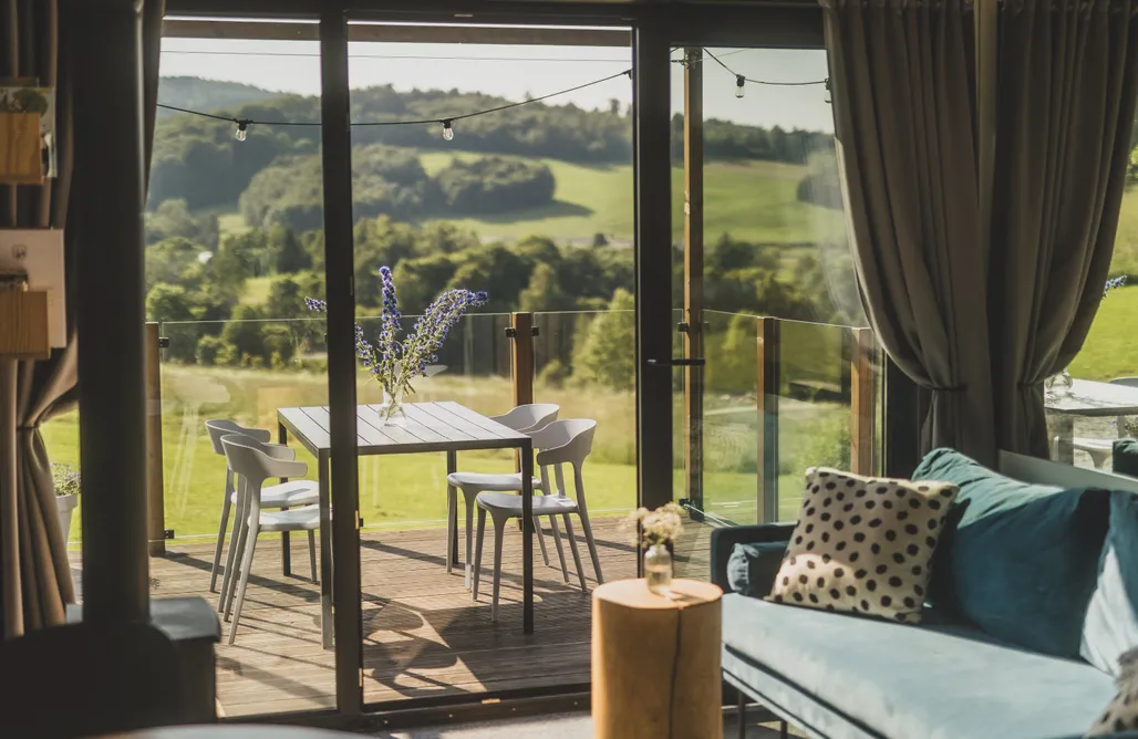 AlohaCamp accommodation wymarzONE domki- z prywatnymi jacuzzi i kominkiem 5