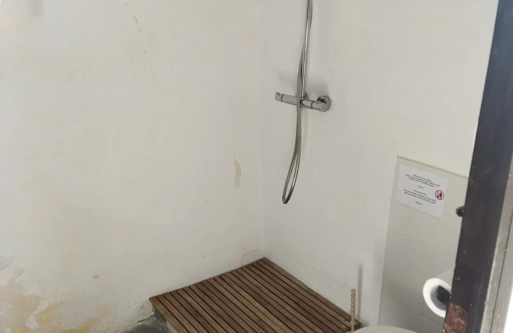 AlohaCamp Plaza con toma eléctrica 2