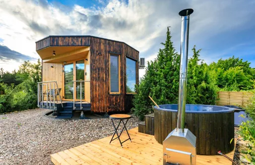 Zdjęcie obiektu Obrotowy spokój - zakręcony domek, który zmienia perspektywę